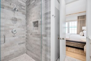 Dusche, Haartrockner, Handtücher