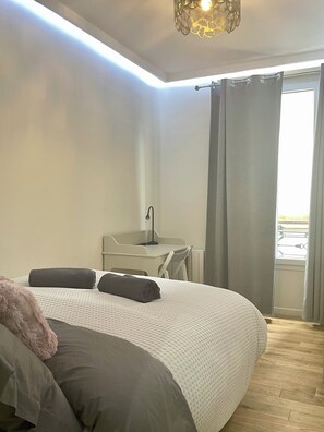 1 chambre, fer et planche Ă repasser, Wi-Fi gratuit, draps fournis