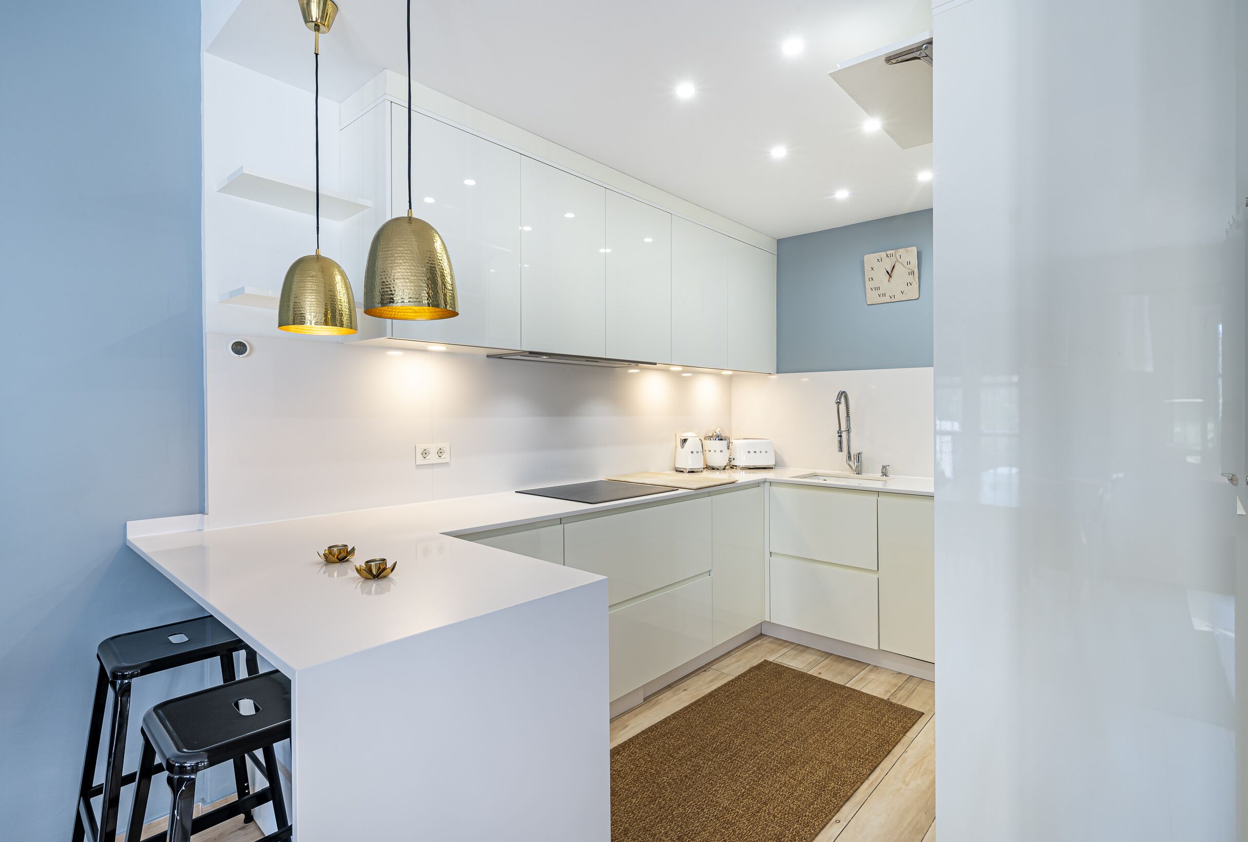 Fridge, stovetop, coffee/tea maker, blender