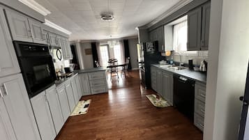 Kylskåp, mikrovågsugn, ugn och spishäll