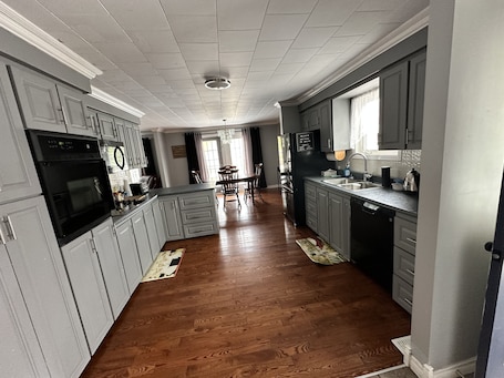 Fridge, microwave, oven, stovetop. Quiet Country style living, your home away from home.