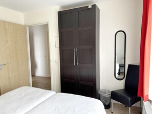 2 chambres, lit parapluie, draps fournis