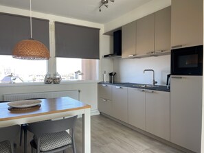 Kühlschrank, Mikrowelle, Herdplatte, Geschirrspüler
