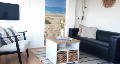 Das Appartement Torenlicht "Zon I" befindet sich im Zentrum von Egmond aan Zee und nur 50 m vom Strand und dem Meer entfernt. Vom Balkon haben Sie einen schönen Meerblick. Einzigartige Lage für Strandliebhaber!