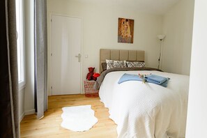 2 habitaciones, escritorio, tabla de planchar con plancha y wifi gratis 