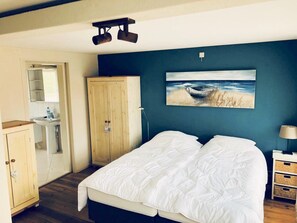 1 bedroom, travel crib, WiFi, bed sheets - 1 bedroom accommodation in Egmond aan Zee (Egmond aan Zee)