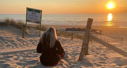 Ferienwohnung "Fijne Zeezicht" befindet sich in TOP-lage, mitten im Dorfzentrum! Wenige Gehminuten von gemĂŒtliche Restaurants und Terrassen. Es ist sehr geeignet fĂŒr Strandliebhaber (50m von Strand!). Der Flip-Flop und die Badspullen in der Tasche g