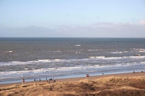 På stranden