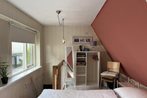 1 bedroom, travel cot, WiFi, bed sheets