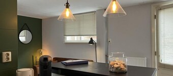 Het Fijne Zomerhuis is door de ligging bij uitstek geschikt voor de strandliefhebbers en stelletjes. Op steenworp afstand van zee en strand. Het is een fijne, knusse woning gelegen in het centrum van Egmond aan Zee. 