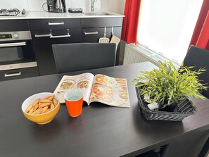 Réfrigérateur, micro-ondes, plaque de cuisson, cafetière/bouilloire