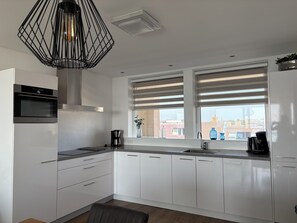 Kühlschrank, Mikrowelle, Herdplatte, Geschirrspüler
