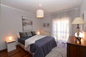 2 عدّة غرف نوم ومكواة/لوح كي وسرير سفر وواي فاي مجانًا