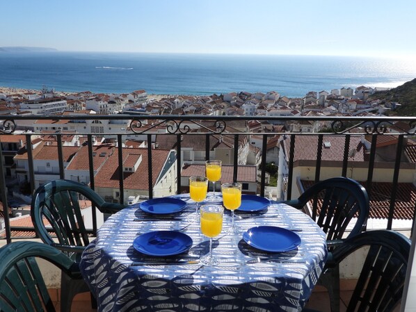 Outdoor dining - Atlantic Dream View - Apartment for 4 with amazing sea views in great location (Nazaré)