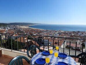 Outdoor dining - Atlantic Dream View - Apartment for 4 with amazing sea views in great location (Nazaré)