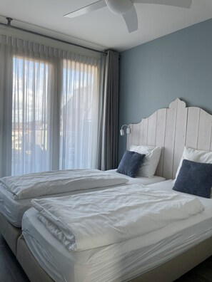 2 عدّة غرف نوم ومكواة/لوح كي وسرير سفر وواي فاي