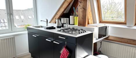 Réfrigérateur, four à micro-ondes, surface de cuisson, cafetiÚre-théiÚre