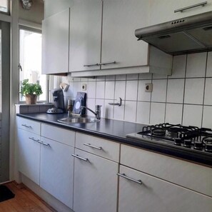 Frigorífico, microondas, placa de cocina y lavavajillas