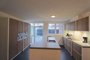 Køleskab, mikrobølgeovn, kogeplade, opvaskemaskine