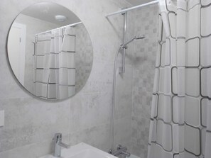 Dusj, hårføner, håndklær og såpe