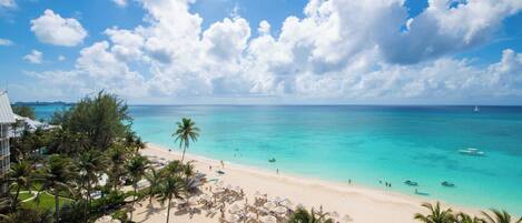 Plage, chaises longues, serviettes de plage