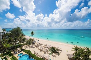 Plage, chaises longues, serviettes de plage