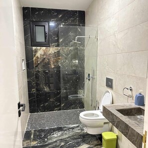 Séchoir à cheveux, serviettes fournies, savon, papier de toilette