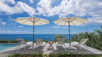 Alberca al aire libre y alberca climatizada