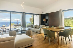 Téléviseur connecté, foyer, jeux vidéo, lecteur de DVD