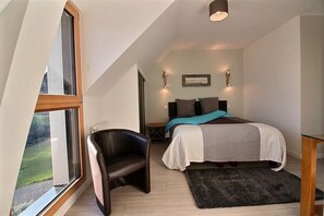 4 عدّة غرف نوم ومكواة/لوح كي وواي فاي وملاءات أسرّة