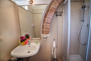 Dusche, Haartrockner, Bidet