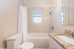 Hair dryer, towels - Hillcrest Haven: 2BR Gem (Little Rock)