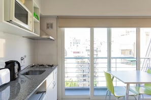 Estudio | Cocina privada | Frigorífico pequeño, microondas, cafetera o tetera y plancha