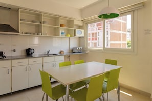Dúplex, 2 habitaciones | Cocina privada | Frigobar, microondas, cafetera y tetera y plancha de cocina 