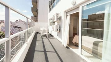 Duplex, 2 quartos | Terraço/pátio