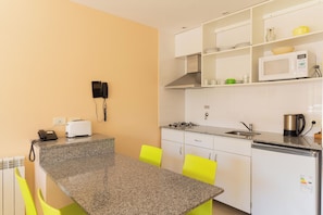 Appartement, 1 chambre | Cuisine privée | Mini-réfrigérateur, four à micro-ondes, cafetière-théière