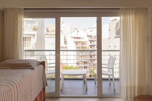 Dúplex, 1 habitación | Área de sala de estar | Televisión LCD de 32 pulgadas con canales por cable 
