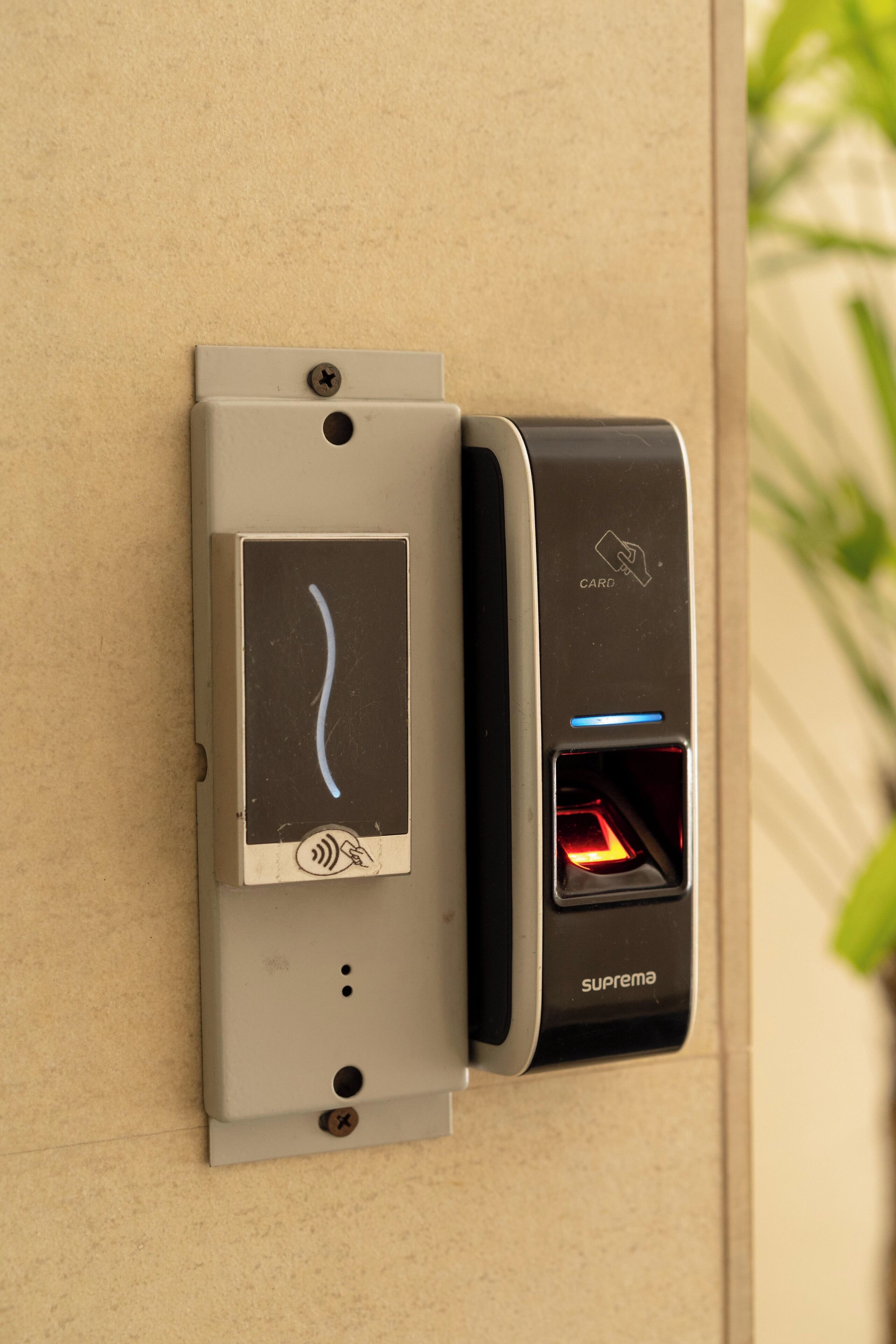 Een betaalterminal met een kaartlezer en een gleuf voor betaalkaarten.