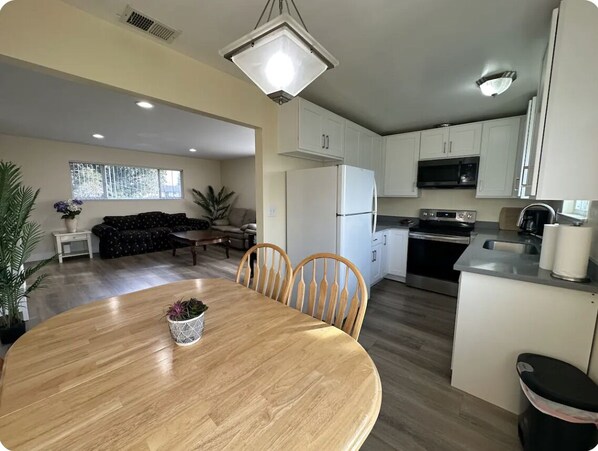 Private kitchen - Charming Apartment in Fremont #3 (Fremont)