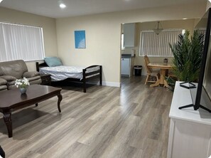 2 habitaciones, tabla de planchar con plancha, wifi y ropa de cama 