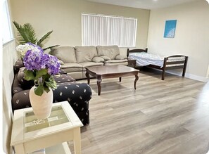 Living area - Charming Apartment in Fremont #3 (Fremont)