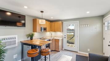 Studio | Eget kjøkken | Kjøleskap, ovn, kaffetrakter/tekoker og vannkoker