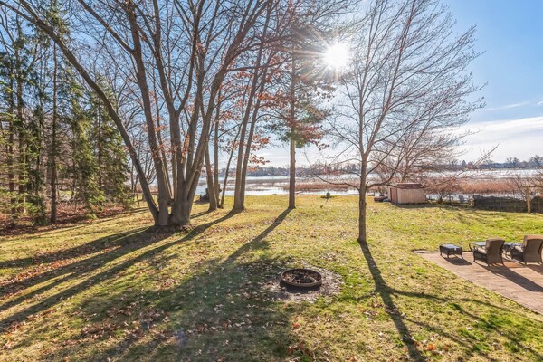 Cozy Lakefront Studio On Long Lake! Home By Redawning - Vicksburg, MI