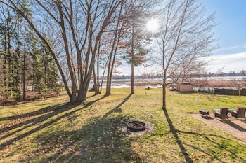 Cozy Lakefront Studio On Long Lake! Home by RedAwning