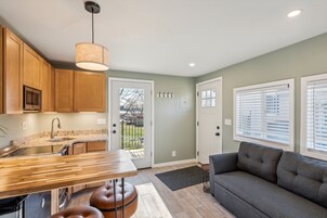 Studio | Private kitchen | Fridge, oven, coffee/tea maker, electric kettle