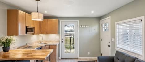 Studio | Private kitchen | Fridge, oven, coffee/tea maker, electric kettle