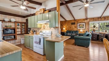 House, 4 Bedrooms | Private kitchen | Oven, coffee/tea maker, electric kettle