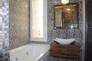 Exclusive Villa | Jetted tub
