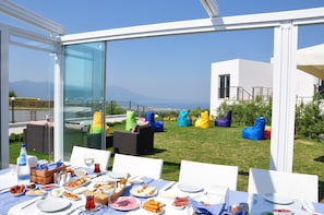 Desayuno con opciones de la cocina local diario (EUR 12 por persona)