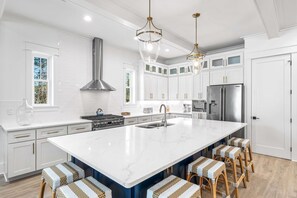 Kylskåp, mikrovågsugn, ugn och spishäll